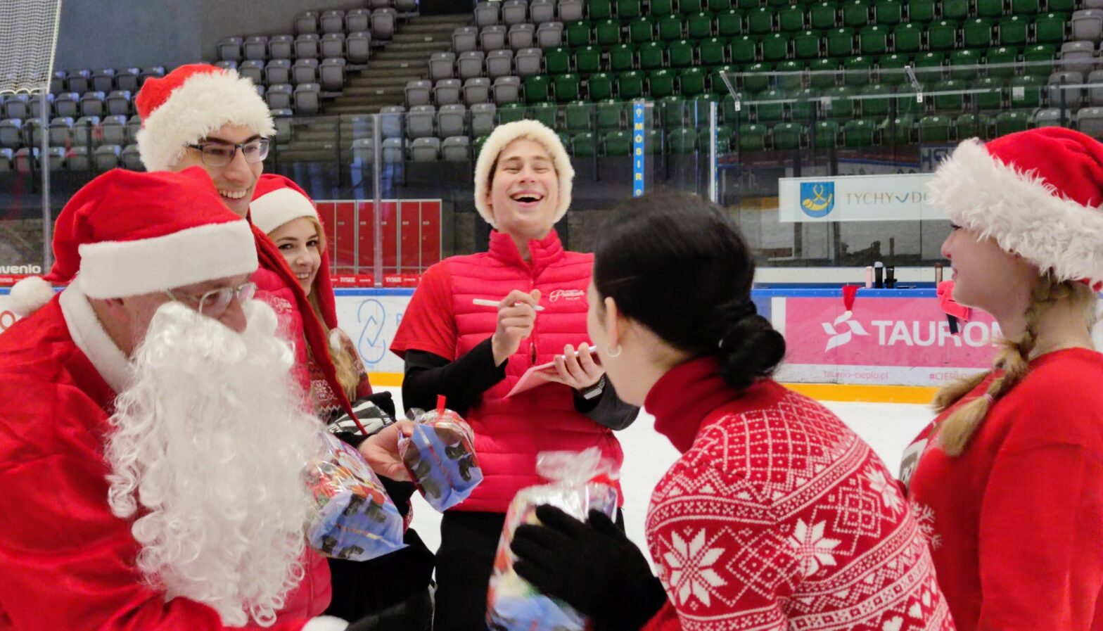 Mikołajki na tyskim lodowisku.